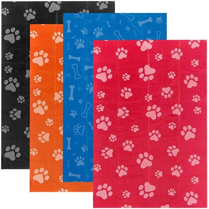 Mantas para perros con huellas y huesos, colores vibrantes para su comodidad y alegría diaria.