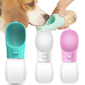 Beagle bebiendo de dispensador portátil para perros en colores turquesa, blanco y rosa