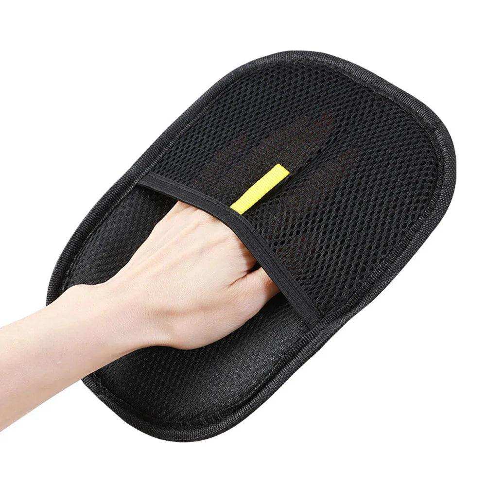 Guante de baño para perro con textura de malla negra y detalle amarillo, ideal para cepillado suave y limpieza