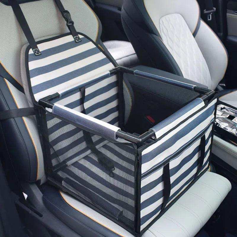 Caja de viaje para perro con rayas azules y blancas, instalada en asiento de auto, con malla ventilada y cinturones de seguridad