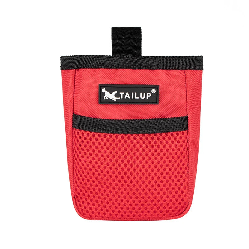 Bolsa roja para snacks de perro con malla y logo TAILUP, accesorio práctico para paseos y entrenamiento.
