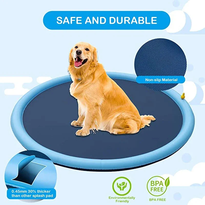 Perro feliz en colchoneta de agua antideslizante, segura y duradera para juegos al aire libre