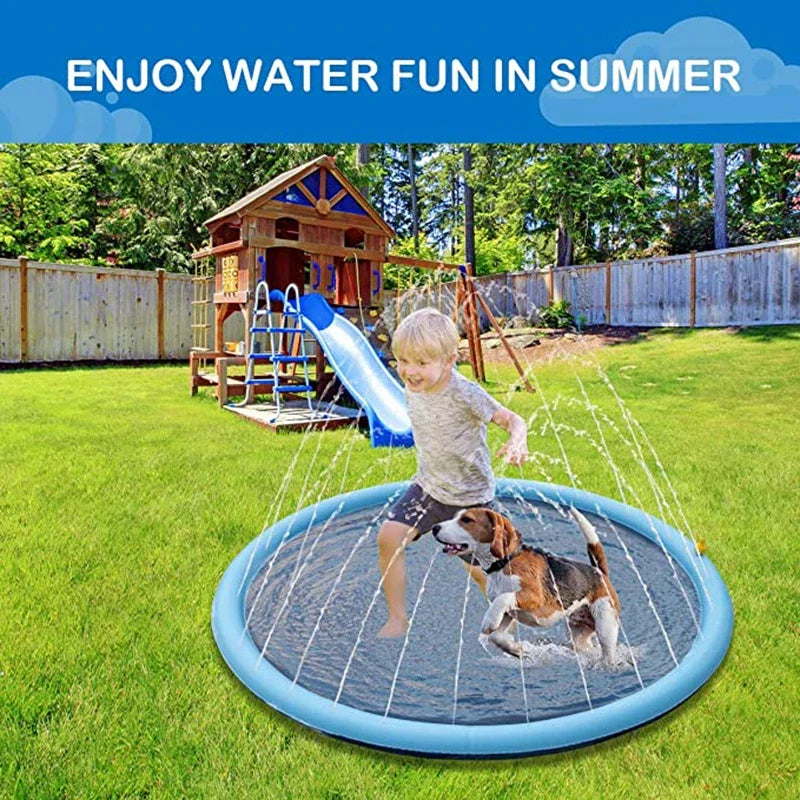 Niño y perro jugando en piscina de agua con rociadores en verano, diversión al aire libre