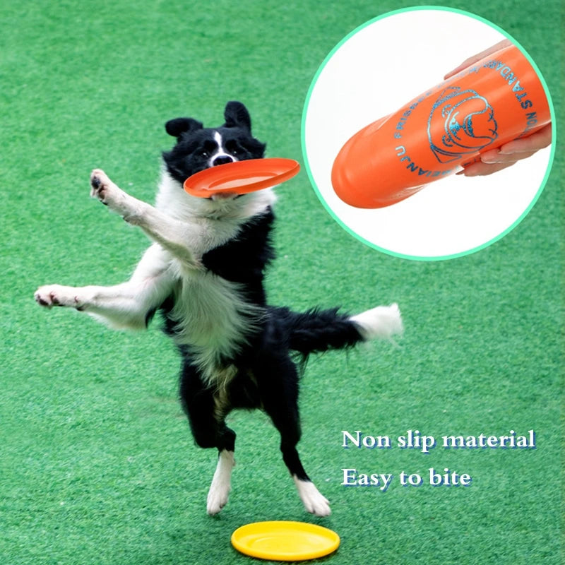 Perro jugando con frisbee naranja, material antideslizante y fácil de morder, accesorios para perros felices