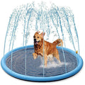 Perro jugando en piscina con aspersores para refrescarse en verano, accesorio divertido para mascotas