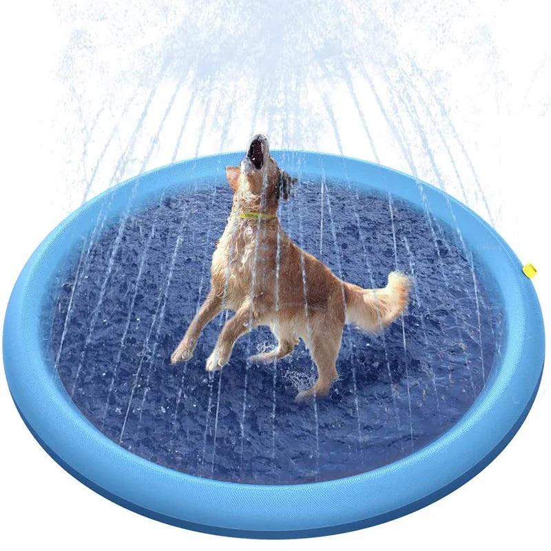 Perro jugando en piscina inflable con aspersor, accesorio divertido para perros en verano