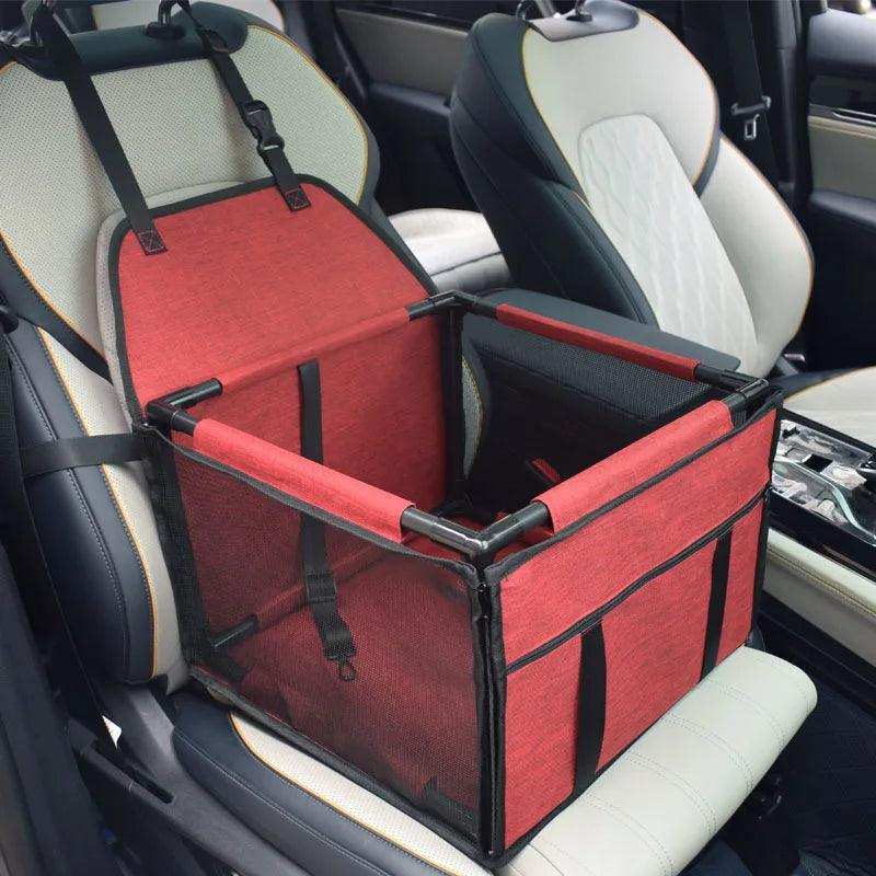 Caja de viaje para perro roja en asiento de auto, con malla y cinturones de seguridad